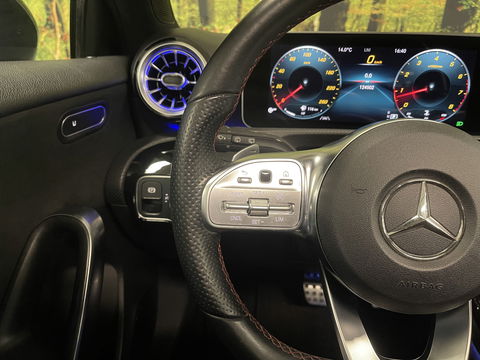 Mercedes-Benz A-Klasse 250 Premium | AMG styling | Panorama dak | Led | Sfeerverlichting | Stoelverwarming | Wide screen | Airconditioning |
