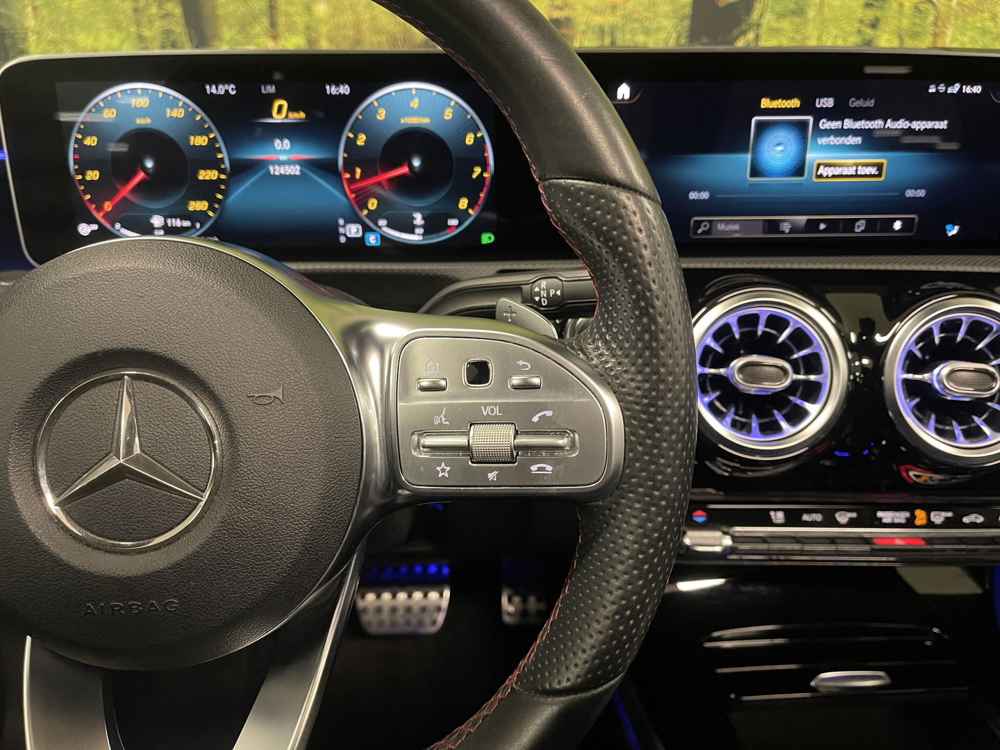 Mercedes-Benz A-Klasse 250 Premium | AMG styling | Panorama dak | Led | Sfeerverlichting | Stoelverwarming | Wide screen | Airconditioning |