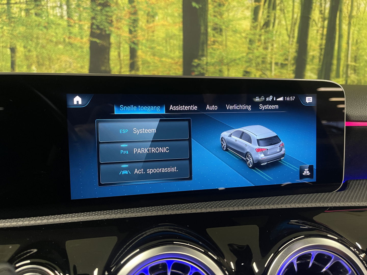 Mercedes-Benz A-Klasse 250 Premium | AMG styling | Panorama dak | Led | Sfeerverlichting | Stoelverwarming | Wide screen | Airconditioning |