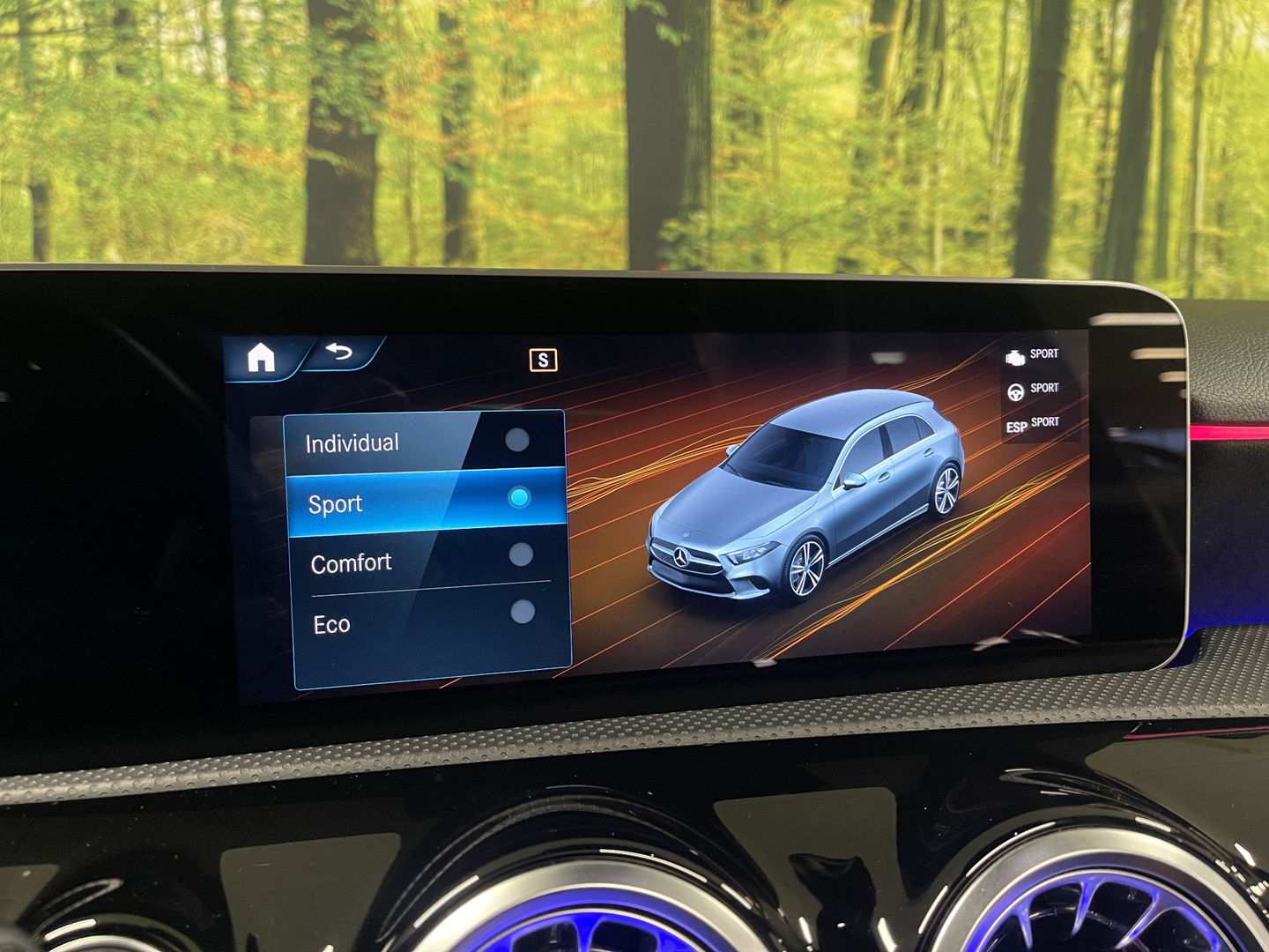 Mercedes-Benz A-Klasse 250 Premium | AMG styling | Panorama dak | Led | Sfeerverlichting | Stoelverwarming | Wide screen | Airconditioning |