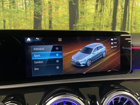 Mercedes-Benz A-Klasse 250 Premium | AMG styling | Panorama dak | Led | Sfeerverlichting | Stoelverwarming | Wide screen | Airconditioning |