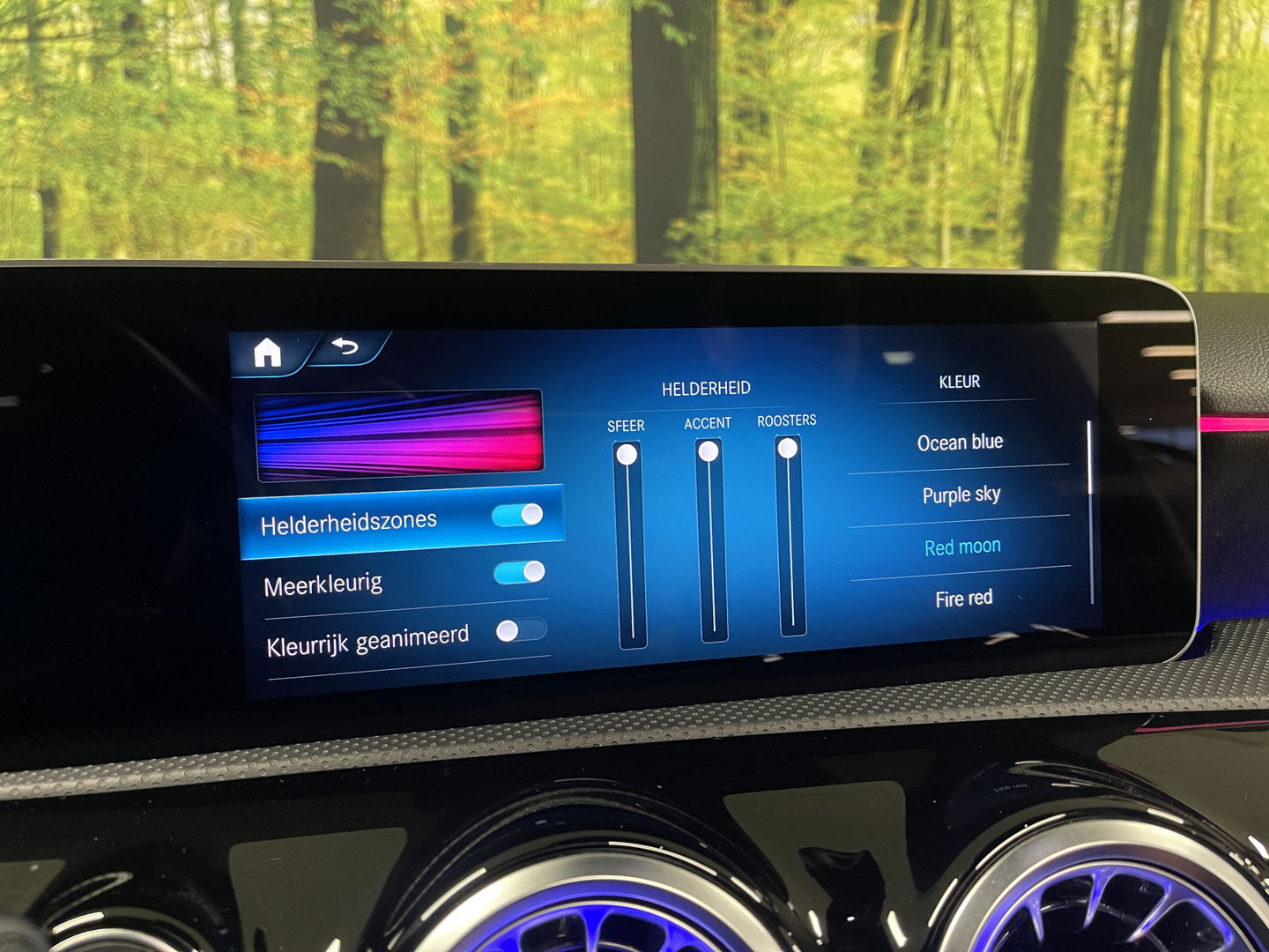 Mercedes-Benz A-Klasse 250 Premium | AMG styling | Panorama dak | Led | Sfeerverlichting | Stoelverwarming | Wide screen | Airconditioning |
