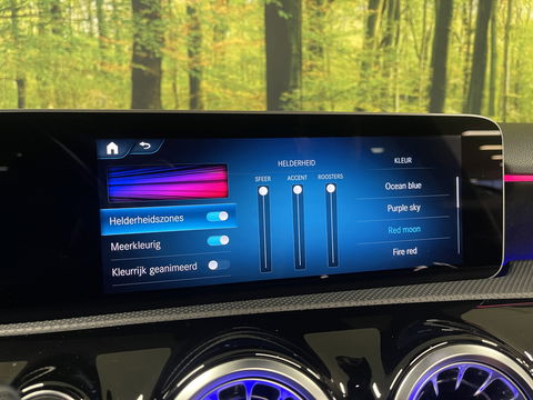 Mercedes-Benz A-Klasse 250 Premium | AMG styling | Panorama dak | Led | Sfeerverlichting | Stoelverwarming | Wide screen | Airconditioning |
