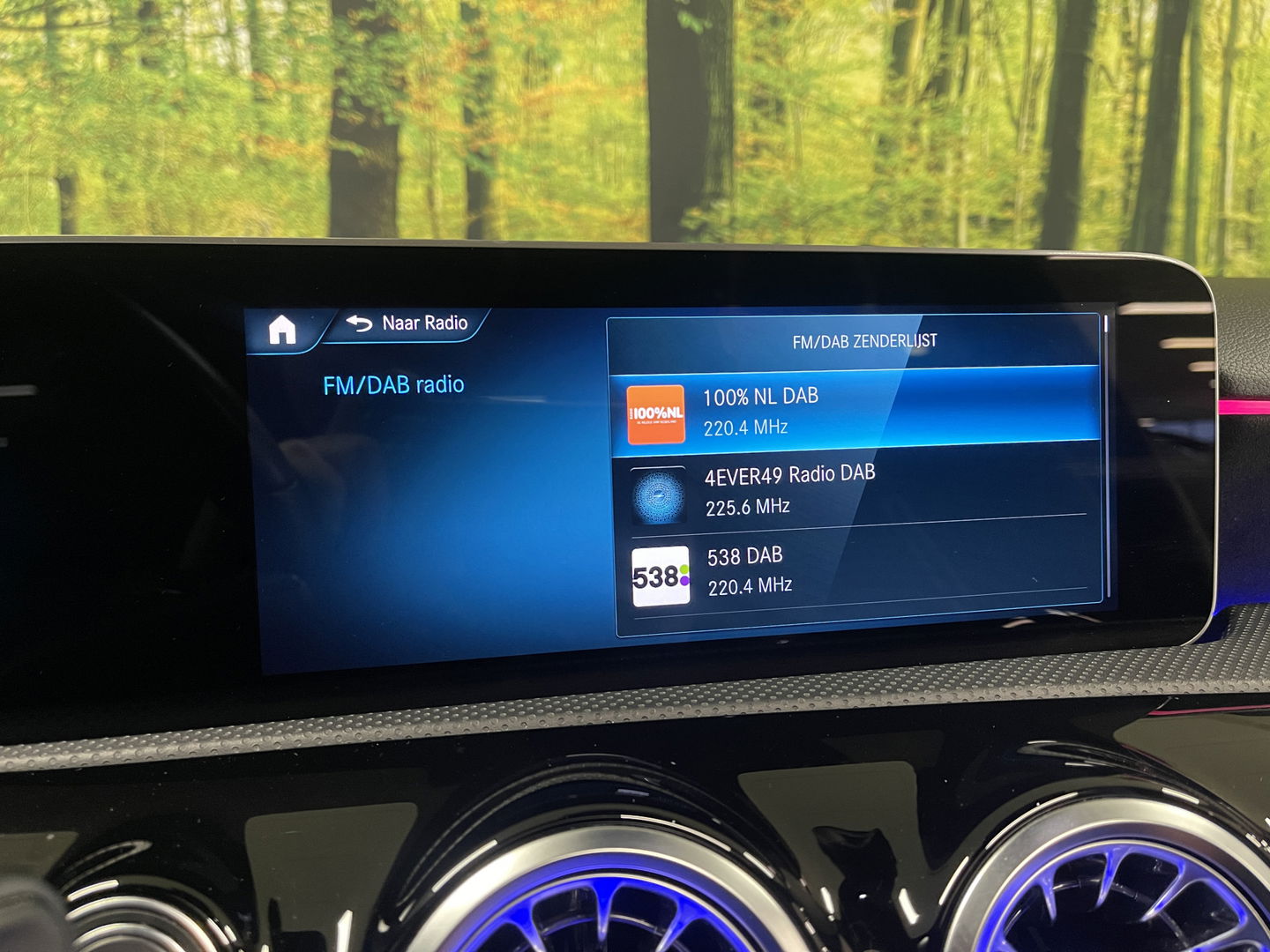 Mercedes-Benz A-Klasse 250 Premium | AMG styling | Panorama dak | Led | Sfeerverlichting | Stoelverwarming | Wide screen | Airconditioning |