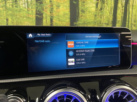 Mercedes-Benz A-Klasse 250 Premium | AMG styling | Panorama dak | Led | Sfeerverlichting | Stoelverwarming | Wide screen | Airconditioning |