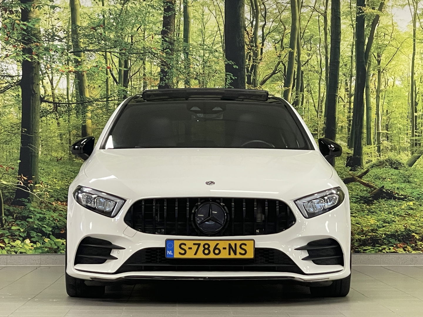 Mercedes-Benz A-Klasse 250 Premium | AMG styling | Panorama dak | Led | Sfeerverlichting | Stoelverwarming | Wide screen | Airconditioning |