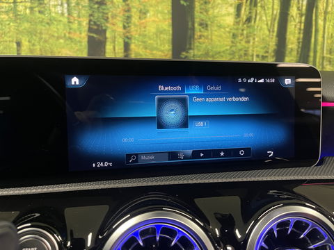 Mercedes-Benz A-Klasse 250 Premium | AMG styling | Panorama dak | Led | Sfeerverlichting | Stoelverwarming | Wide screen | Airconditioning |