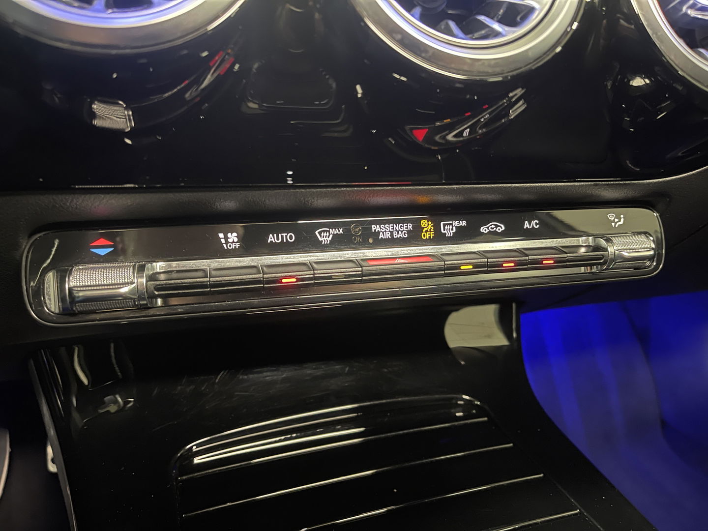 Mercedes-Benz A-Klasse 250 Premium | AMG styling | Panorama dak | Led | Sfeerverlichting | Stoelverwarming | Wide screen | Airconditioning |