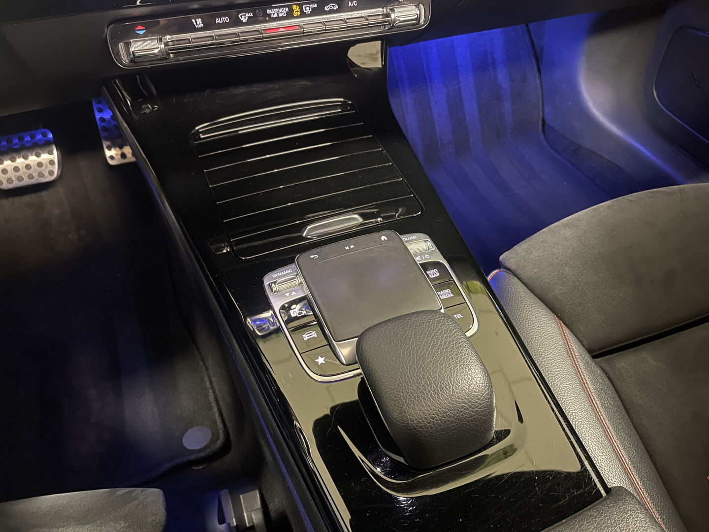 Mercedes-Benz A-Klasse 250 Premium | AMG styling | Panorama dak | Led | Sfeerverlichting | Stoelverwarming | Wide screen | Airconditioning |