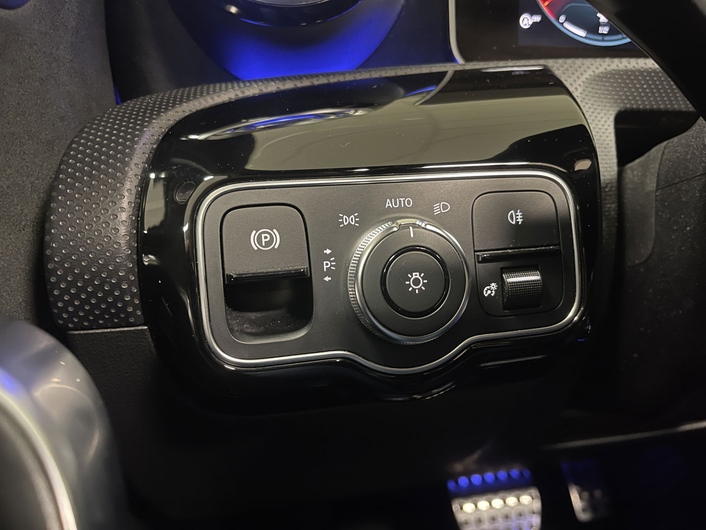 Mercedes-Benz A-Klasse 250 Premium | AMG styling | Panorama dak | Led | Sfeerverlichting | Stoelverwarming | Wide screen | Airconditioning |