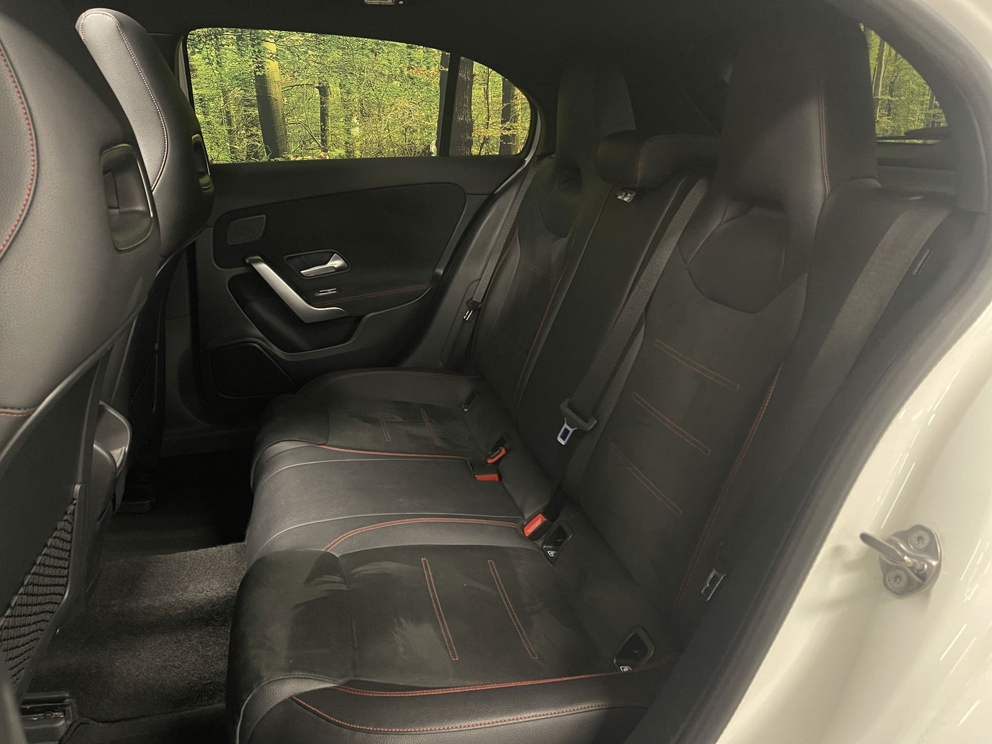 Mercedes-Benz A-Klasse 250 Premium | AMG styling | Panorama dak | Led | Sfeerverlichting | Stoelverwarming | Wide screen | Airconditioning |