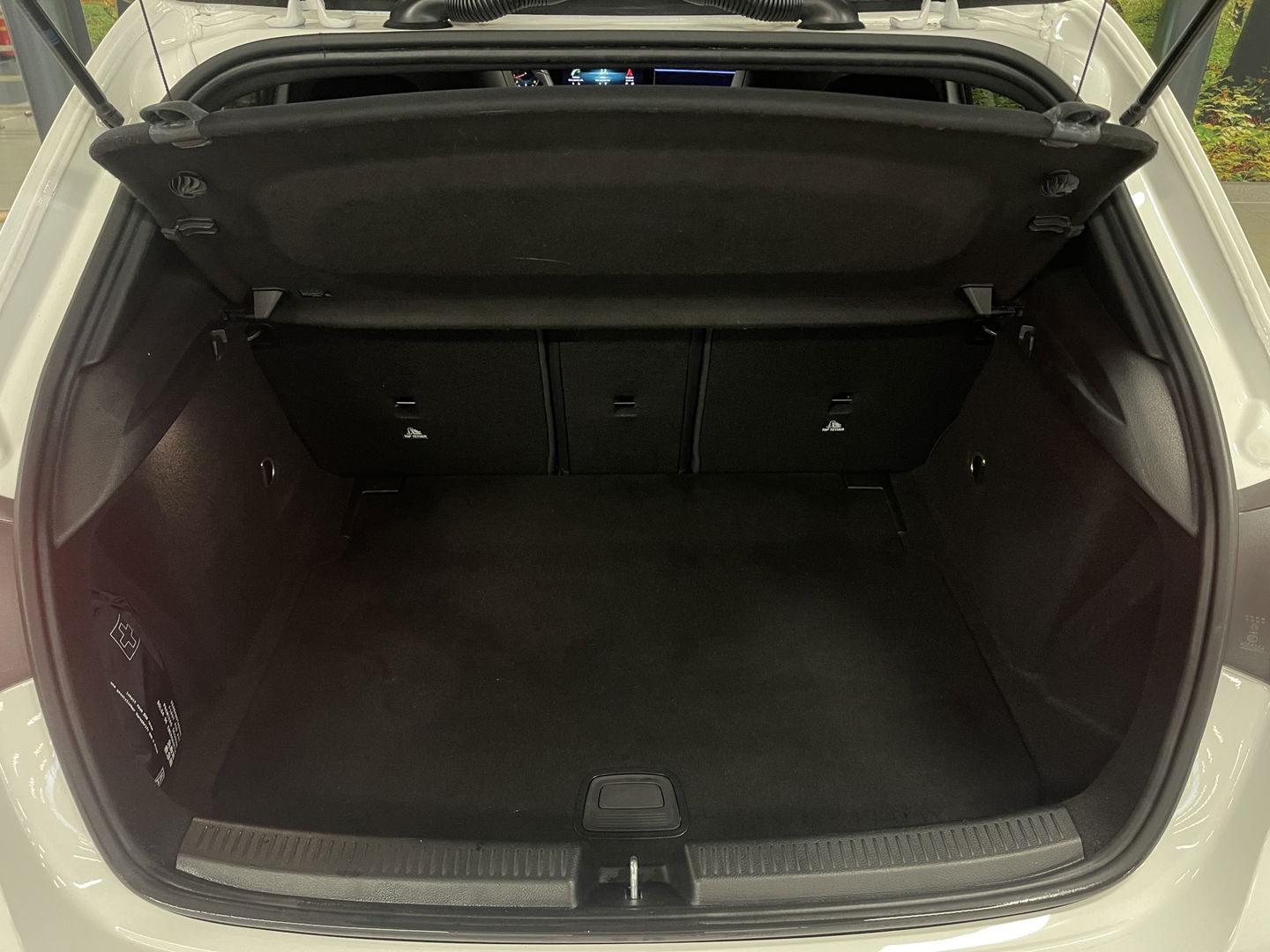 Mercedes-Benz A-Klasse 250 Premium | AMG styling | Panorama dak | Led | Sfeerverlichting | Stoelverwarming | Wide screen | Airconditioning |