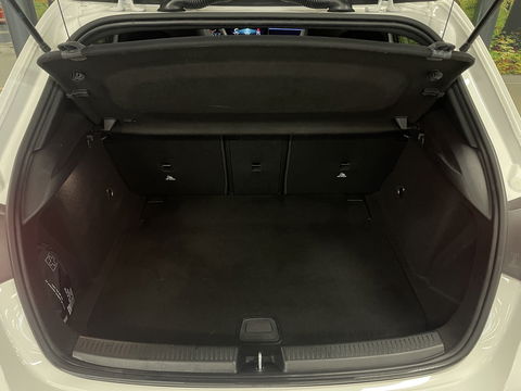 Mercedes-Benz A-Klasse 250 Premium | AMG styling | Panorama dak | Led | Sfeerverlichting | Stoelverwarming | Wide screen | Airconditioning |