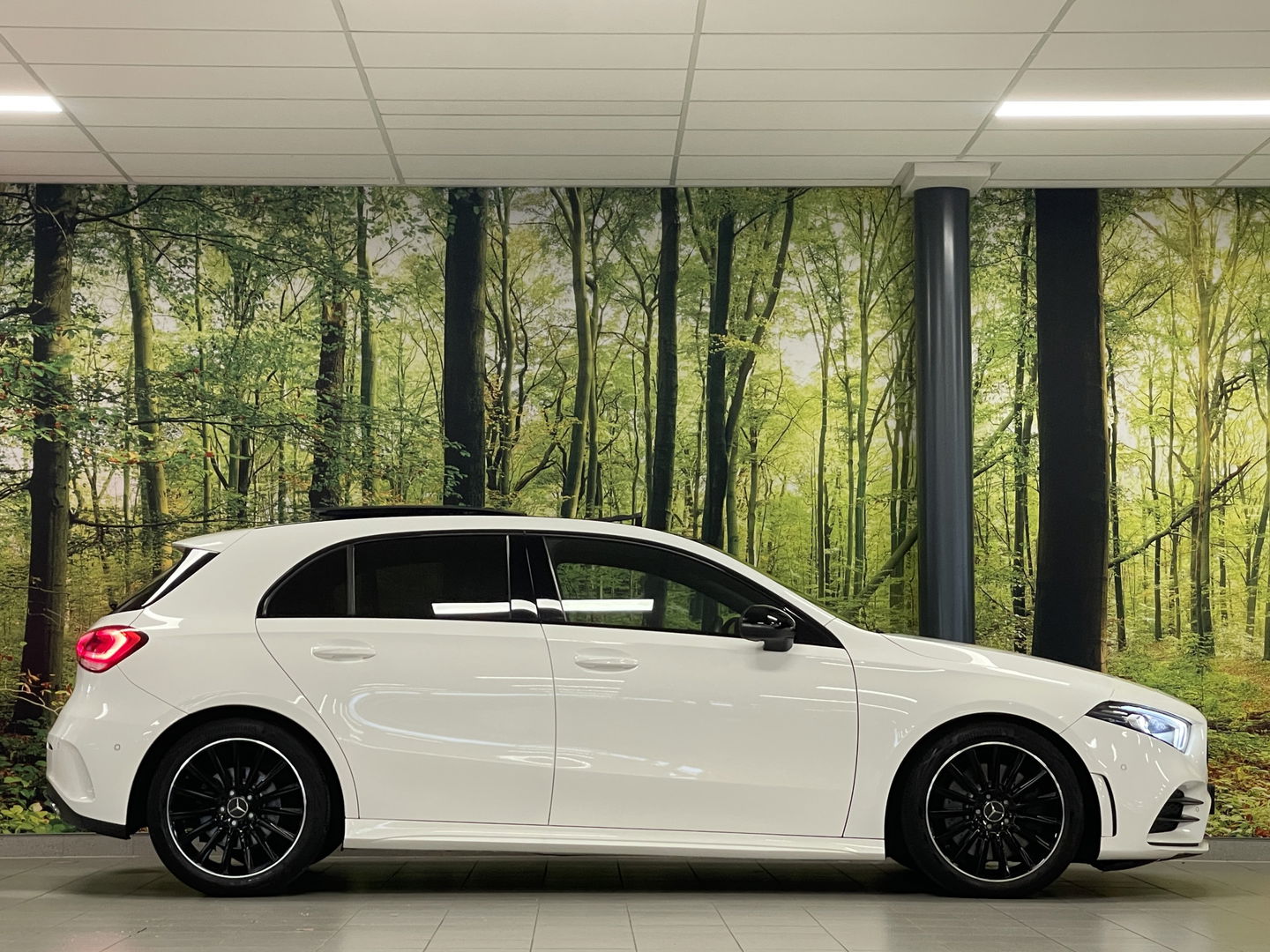 Mercedes-Benz A-Klasse 250 Premium | AMG styling | Panorama dak | Led | Sfeerverlichting | Stoelverwarming | Wide screen | Airconditioning |