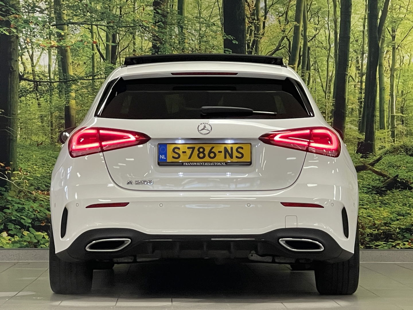 Mercedes-Benz A-Klasse 250 Premium | AMG styling | Panorama dak | Led | Sfeerverlichting | Stoelverwarming | Wide screen | Airconditioning |