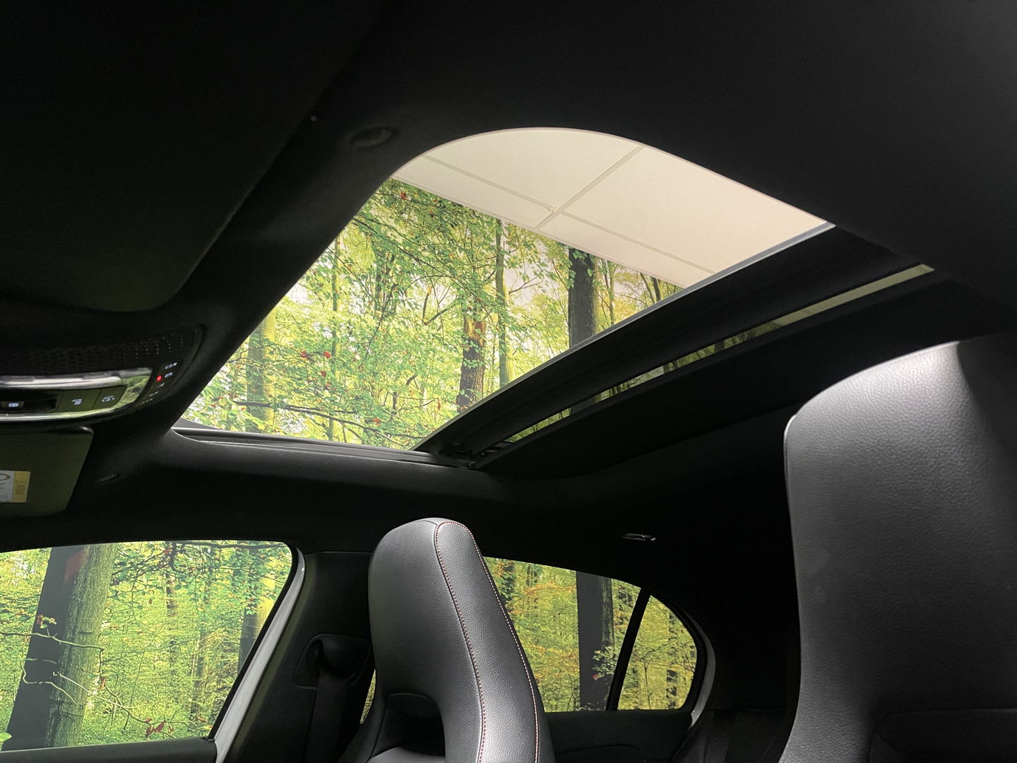 Mercedes-Benz A-Klasse 250 Premium | AMG styling | Panorama dak | Led | Sfeerverlichting | Stoelverwarming | Wide screen | Airconditioning |