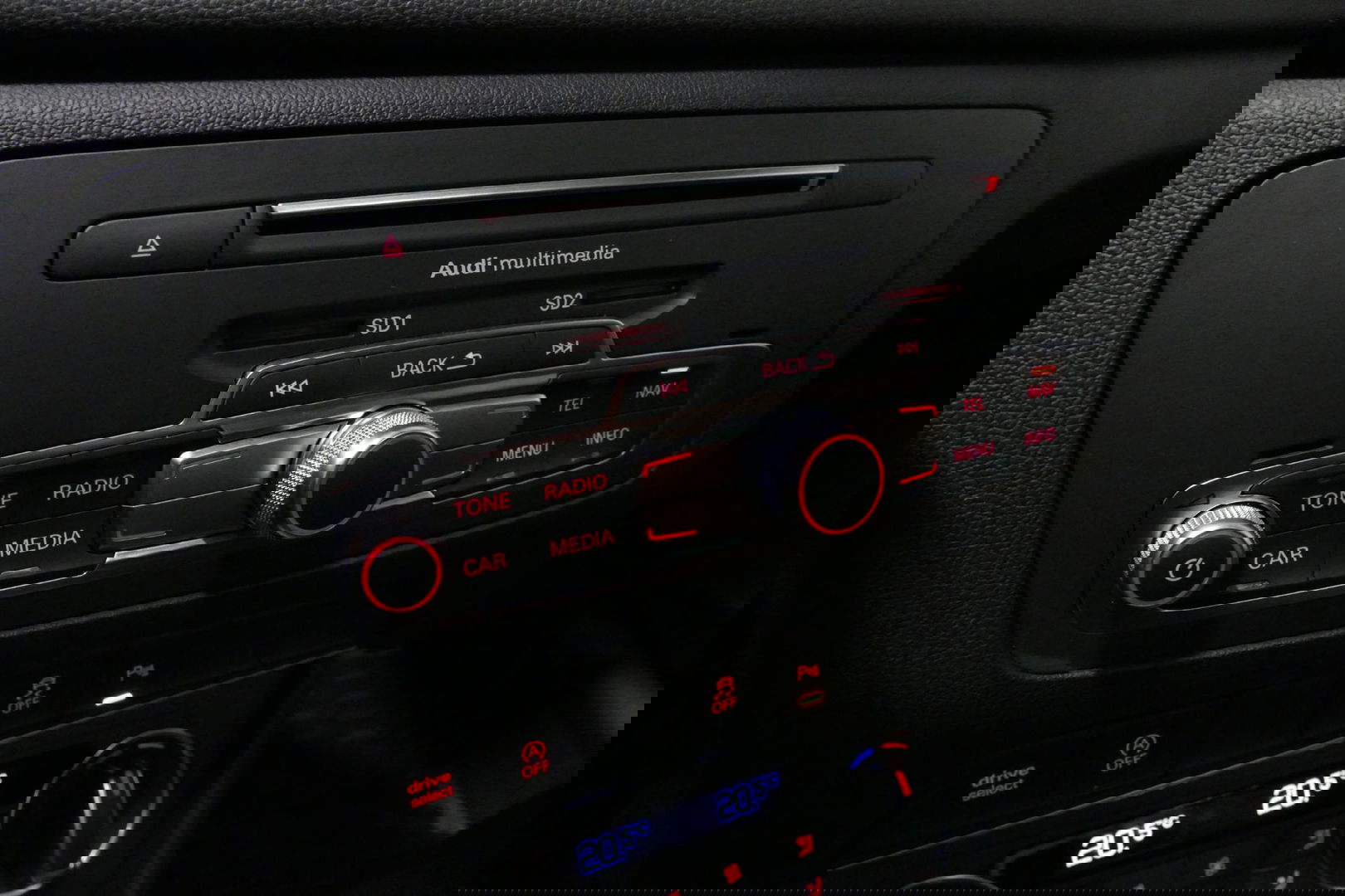 Audi Q3 2.0 TFSI quattro S Line / Panoramadak / Elektr. verstelbare voorstoelen / Achteruitrijcamera / Stoelverwarming / Elektr. wegklapbare trekhaak / Full LED / Audi Sound System / Navigatie / Cruise Control / 19'' LMV / Lichtpakket / Dodehoek detectie / Audi E