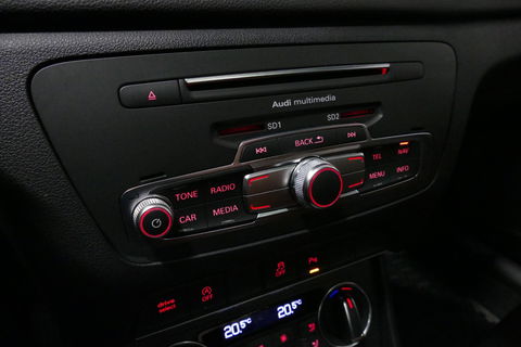 Audi Q3 2.0 TFSI quattro S Line / Panoramadak / Elektr. verstelbare voorstoelen / Achteruitrijcamera / Stoelverwarming / Elektr. wegklapbare trekhaak / Full LED / Audi Sound System / Navigatie / Cruise Control / 19'' LMV / Lichtpakket / Dodehoek detectie / Audi E