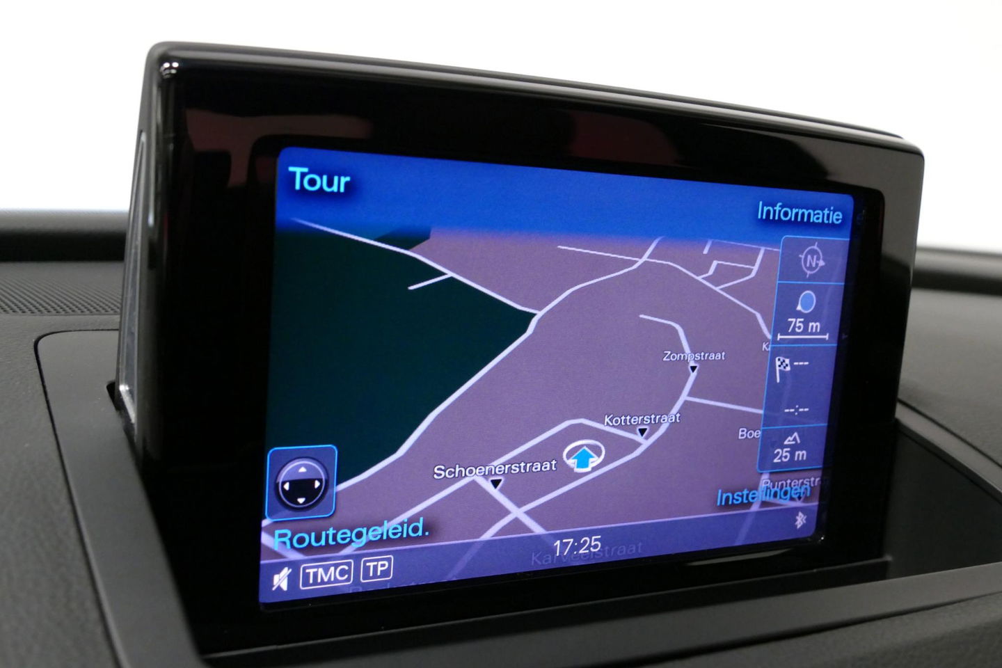 Audi Q3 2.0 TFSI quattro S Line / Panoramadak / Elektr. verstelbare voorstoelen / Achteruitrijcamera / Stoelverwarming / Elektr. wegklapbare trekhaak / Full LED / Audi Sound System / Navigatie / Cruise Control / 19'' LMV / Lichtpakket / Dodehoek detectie / Audi E