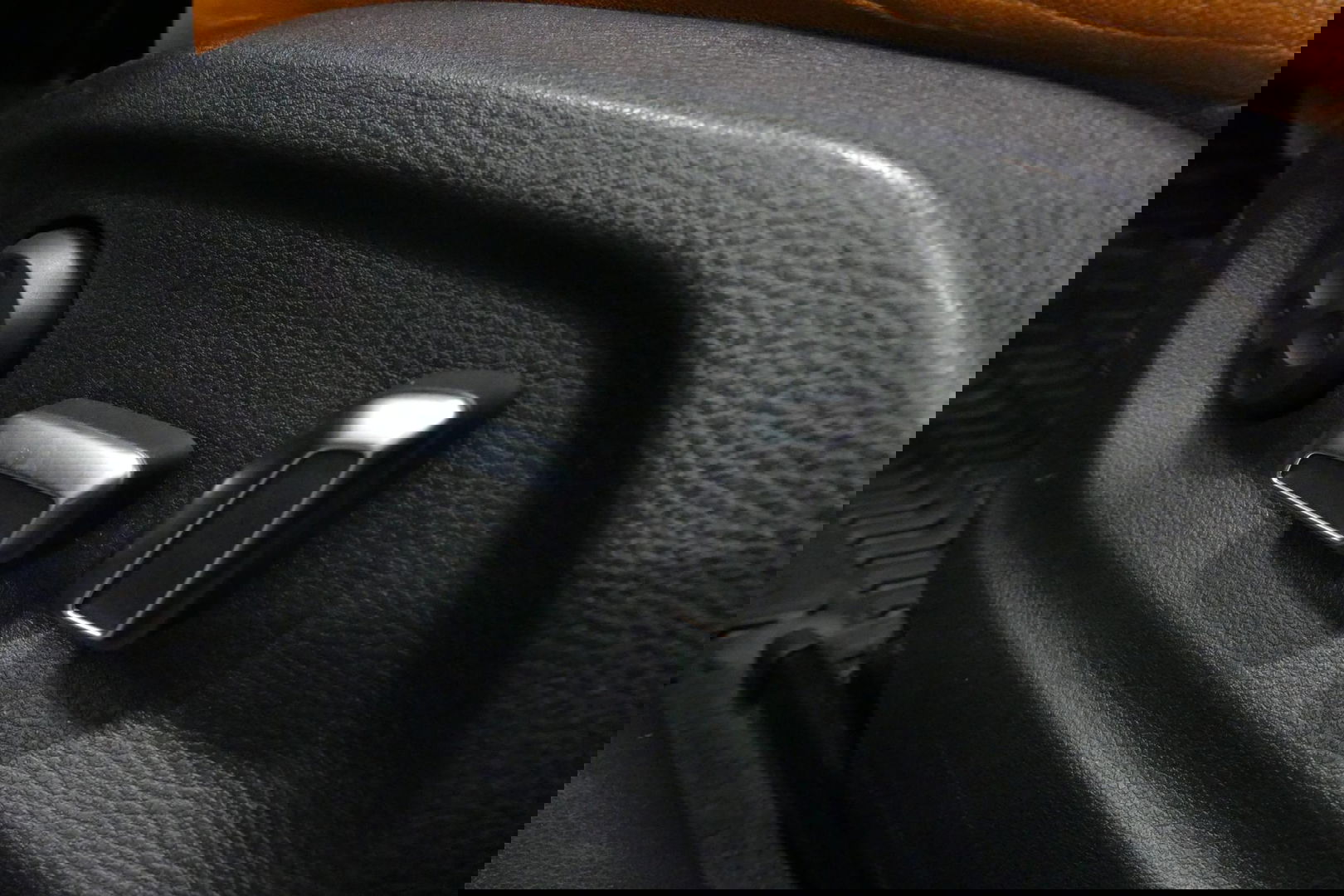 Audi Q3 2.0 TFSI quattro S Line / Panoramadak / Elektr. verstelbare voorstoelen / Achteruitrijcamera / Stoelverwarming / Elektr. wegklapbare trekhaak / Full LED / Audi Sound System / Navigatie / Cruise Control / 19'' LMV / Lichtpakket / Dodehoek detectie / Audi E