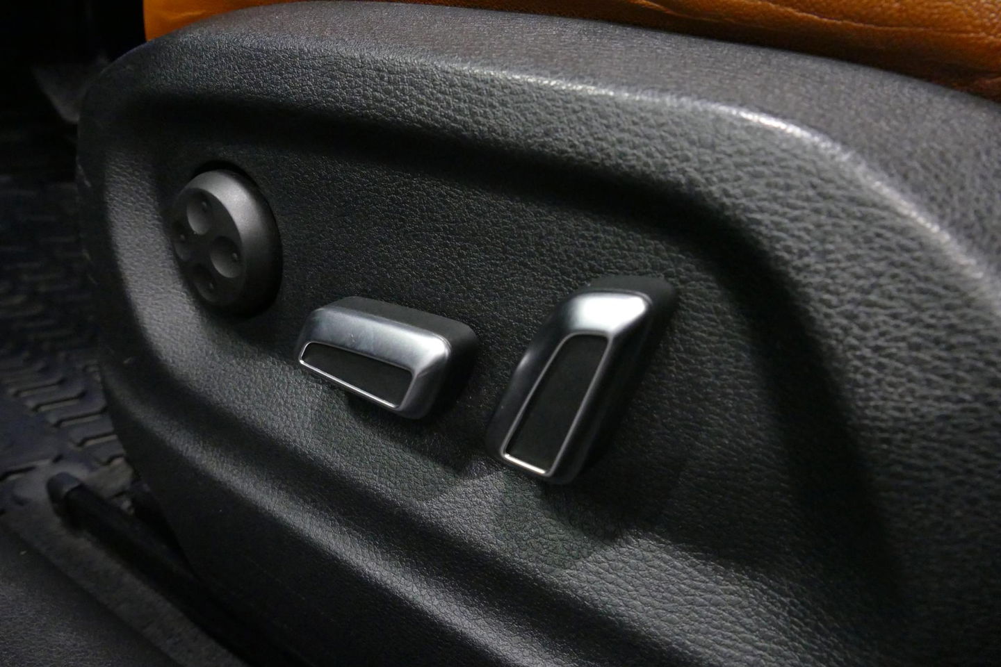 Audi Q3 2.0 TFSI quattro S Line / Panoramadak / Elektr. verstelbare voorstoelen / Achteruitrijcamera / Stoelverwarming / Elektr. wegklapbare trekhaak / Full LED / Audi Sound System / Navigatie / Cruise Control / 19'' LMV / Lichtpakket / Dodehoek detectie / Audi E