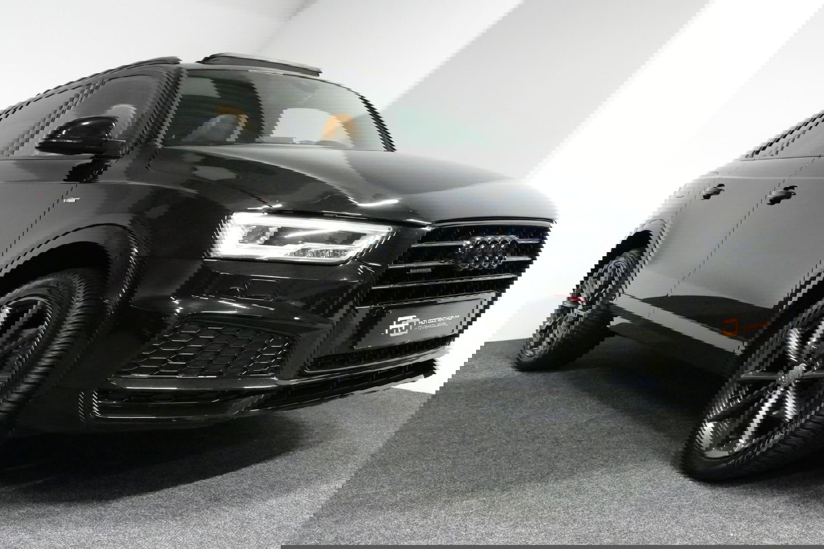 Audi Q3 2.0 TFSI quattro S Line / Panoramadak / Elektr. verstelbare voorstoelen / Achteruitrijcamera / Stoelverwarming / Elektr. wegklapbare trekhaak / Full LED / Audi Sound System / Navigatie / Cruise Control / 19'' LMV / Lichtpakket / Dodehoek detectie / Audi E