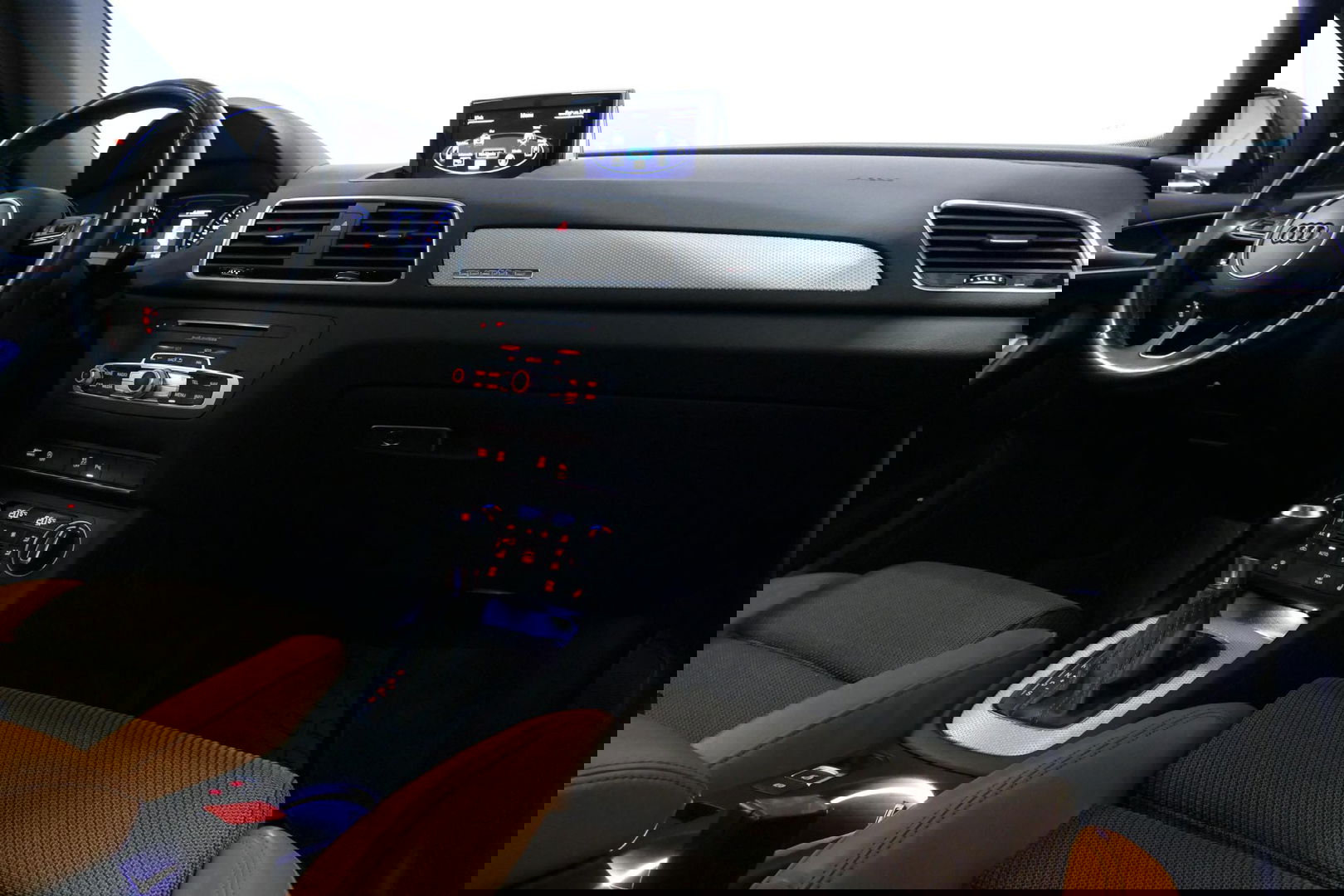 Audi Q3 2.0 TFSI quattro S Line / Panoramadak / Elektr. verstelbare voorstoelen / Achteruitrijcamera / Stoelverwarming / Elektr. wegklapbare trekhaak / Full LED / Audi Sound System / Navigatie / Cruise Control / 19'' LMV / Lichtpakket / Dodehoek detectie / Audi E