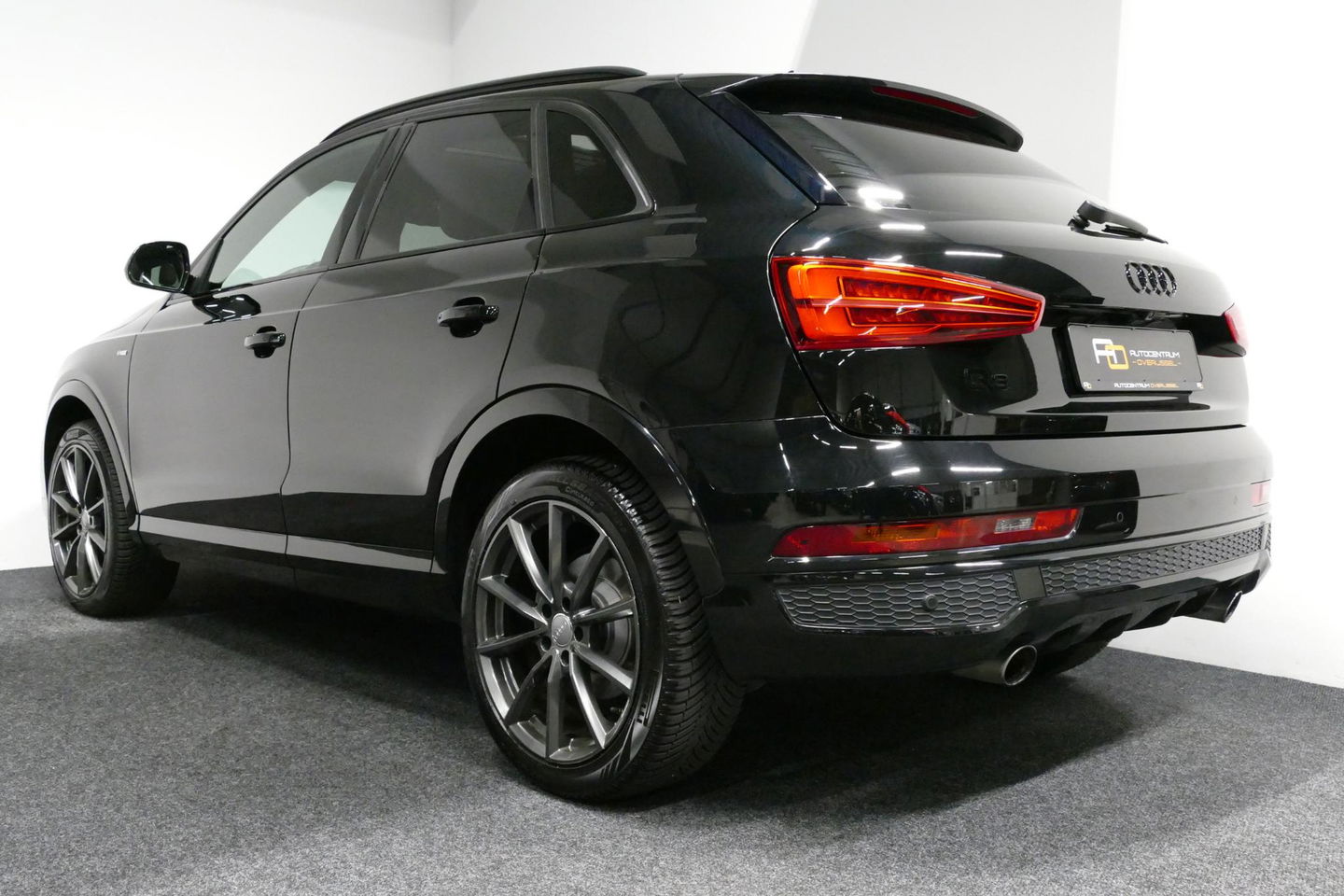 Audi Q3 2.0 TFSI quattro S Line / Panoramadak / Elektr. verstelbare voorstoelen / Achteruitrijcamera / Stoelverwarming / Elektr. wegklapbare trekhaak / Full LED / Audi Sound System / Navigatie / Cruise Control / 19'' LMV / Lichtpakket / Dodehoek detectie / Audi E