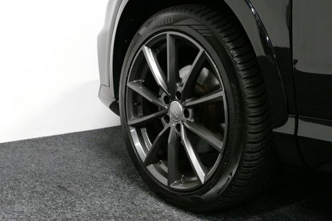 Audi Q3 2.0 TFSI quattro S Line / Panoramadak / Elektr. verstelbare voorstoelen / Achteruitrijcamera / Stoelverwarming / Elektr. wegklapbare trekhaak / Full LED / Audi Sound System / Navigatie / Cruise Control / 19'' LMV / Lichtpakket / Dodehoek detectie / Audi E