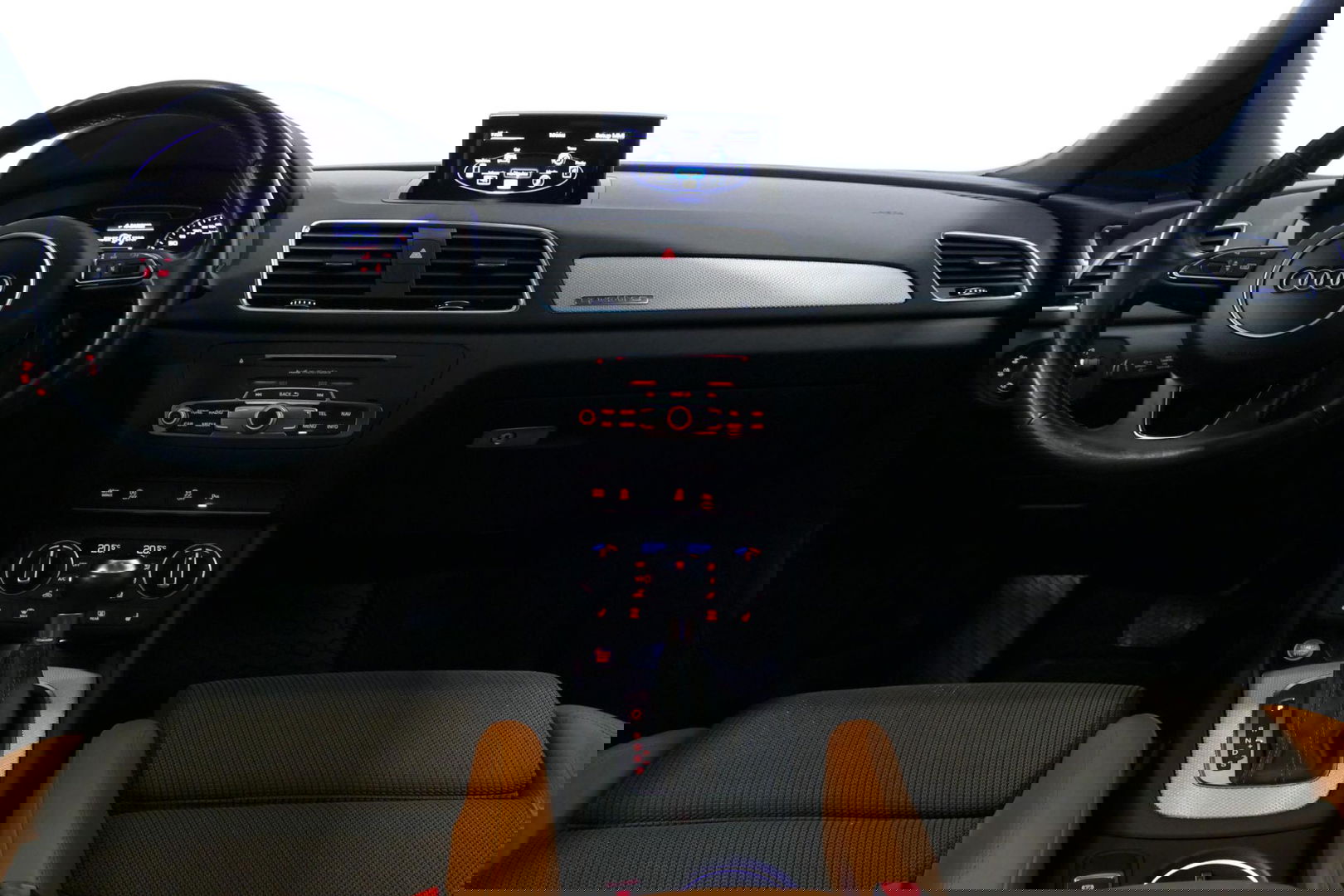 Audi Q3 2.0 TFSI quattro S Line / Panoramadak / Elektr. verstelbare voorstoelen / Achteruitrijcamera / Stoelverwarming / Elektr. wegklapbare trekhaak / Full LED / Audi Sound System / Navigatie / Cruise Control / 19'' LMV / Lichtpakket / Dodehoek detectie / Audi E