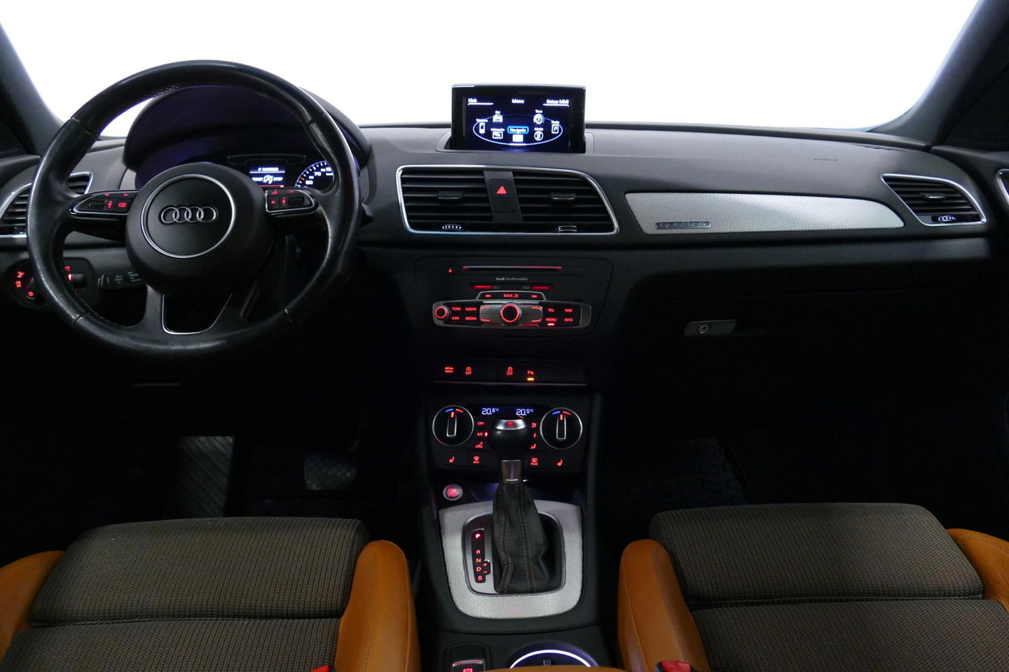 Audi Q3 2.0 TFSI quattro S Line / Panoramadak / Elektr. verstelbare voorstoelen / Achteruitrijcamera / Stoelverwarming / Elektr. wegklapbare trekhaak / Full LED / Audi Sound System / Navigatie / Cruise Control / 19'' LMV / Lichtpakket / Dodehoek detectie / Audi E