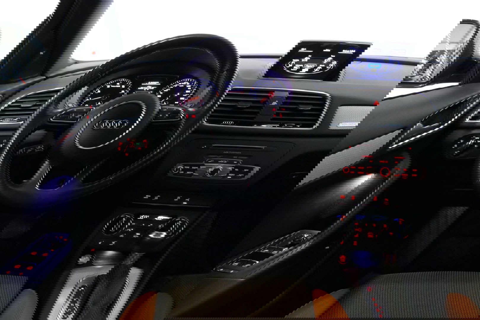 Audi Q3 2.0 TFSI quattro S Line / Panoramadak / Elektr. verstelbare voorstoelen / Achteruitrijcamera / Stoelverwarming / Elektr. wegklapbare trekhaak / Full LED / Audi Sound System / Navigatie / Cruise Control / 19'' LMV / Lichtpakket / Dodehoek detectie / Audi E