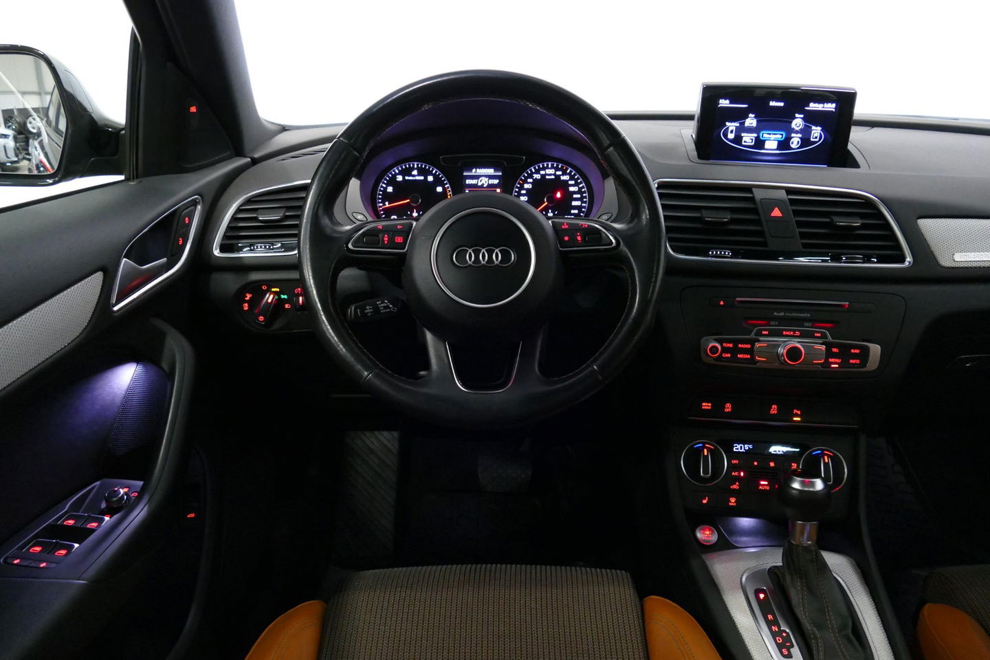 Audi Q3 2.0 TFSI quattro S Line / Panoramadak / Elektr. verstelbare voorstoelen / Achteruitrijcamera / Stoelverwarming / Elektr. wegklapbare trekhaak / Full LED / Audi Sound System / Navigatie / Cruise Control / 19'' LMV / Lichtpakket / Dodehoek detectie / Audi E
