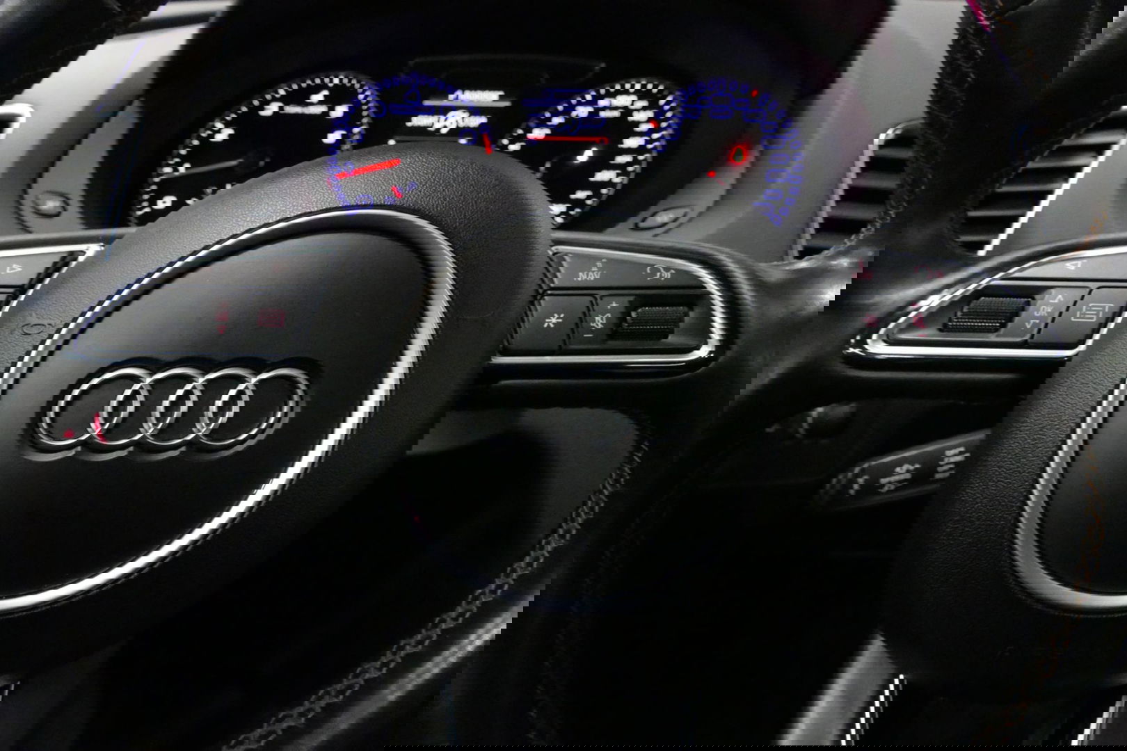 Audi Q3 2.0 TFSI quattro S Line / Panoramadak / Elektr. verstelbare voorstoelen / Achteruitrijcamera / Stoelverwarming / Elektr. wegklapbare trekhaak / Full LED / Audi Sound System / Navigatie / Cruise Control / 19'' LMV / Lichtpakket / Dodehoek detectie / Audi E