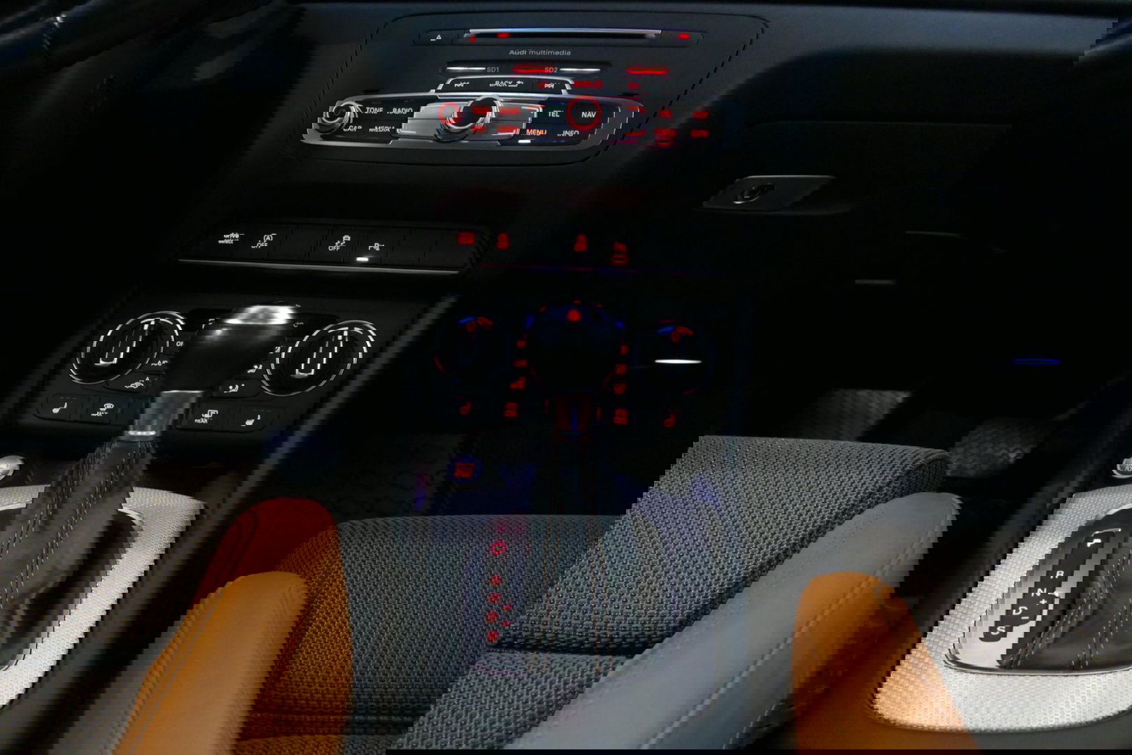 Audi Q3 2.0 TFSI quattro S Line / Panoramadak / Elektr. verstelbare voorstoelen / Achteruitrijcamera / Stoelverwarming / Elektr. wegklapbare trekhaak / Full LED / Audi Sound System / Navigatie / Cruise Control / 19'' LMV / Lichtpakket / Dodehoek detectie / Audi E