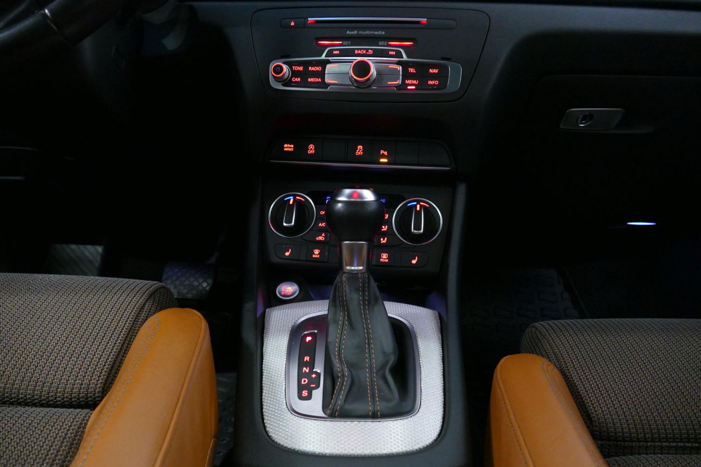 Audi Q3 2.0 TFSI quattro S Line / Panoramadak / Elektr. verstelbare voorstoelen / Achteruitrijcamera / Stoelverwarming / Elektr. wegklapbare trekhaak / Full LED / Audi Sound System / Navigatie / Cruise Control / 19'' LMV / Lichtpakket / Dodehoek detectie / Audi E