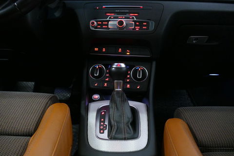 Audi Q3 2.0 TFSI quattro S Line / Panoramadak / Elektr. verstelbare voorstoelen / Achteruitrijcamera / Stoelverwarming / Elektr. wegklapbare trekhaak / Full LED / Audi Sound System / Navigatie / Cruise Control / 19'' LMV / Lichtpakket / Dodehoek detectie / Audi E