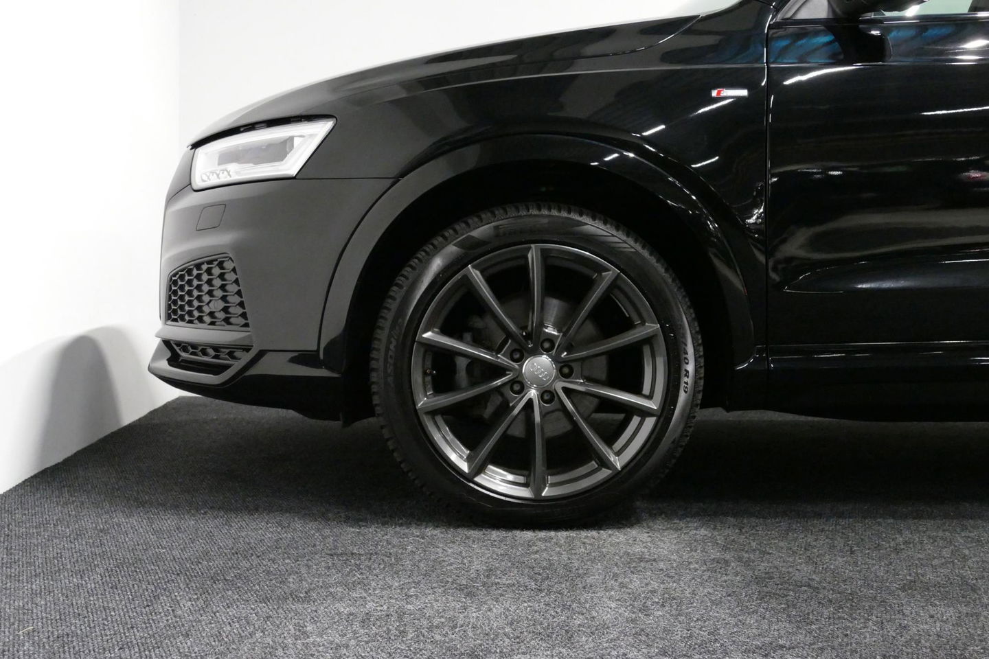 Audi Q3 2.0 TFSI quattro S Line / Panoramadak / Elektr. verstelbare voorstoelen / Achteruitrijcamera / Stoelverwarming / Elektr. wegklapbare trekhaak / Full LED / Audi Sound System / Navigatie / Cruise Control / 19'' LMV / Lichtpakket / Dodehoek detectie / Audi E