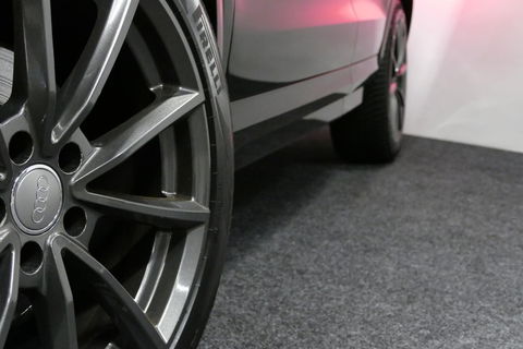Audi Q3 2.0 TFSI quattro S Line / Panoramadak / Elektr. verstelbare voorstoelen / Achteruitrijcamera / Stoelverwarming / Elektr. wegklapbare trekhaak / Full LED / Audi Sound System / Navigatie / Cruise Control / 19'' LMV / Lichtpakket / Dodehoek detectie / Audi E