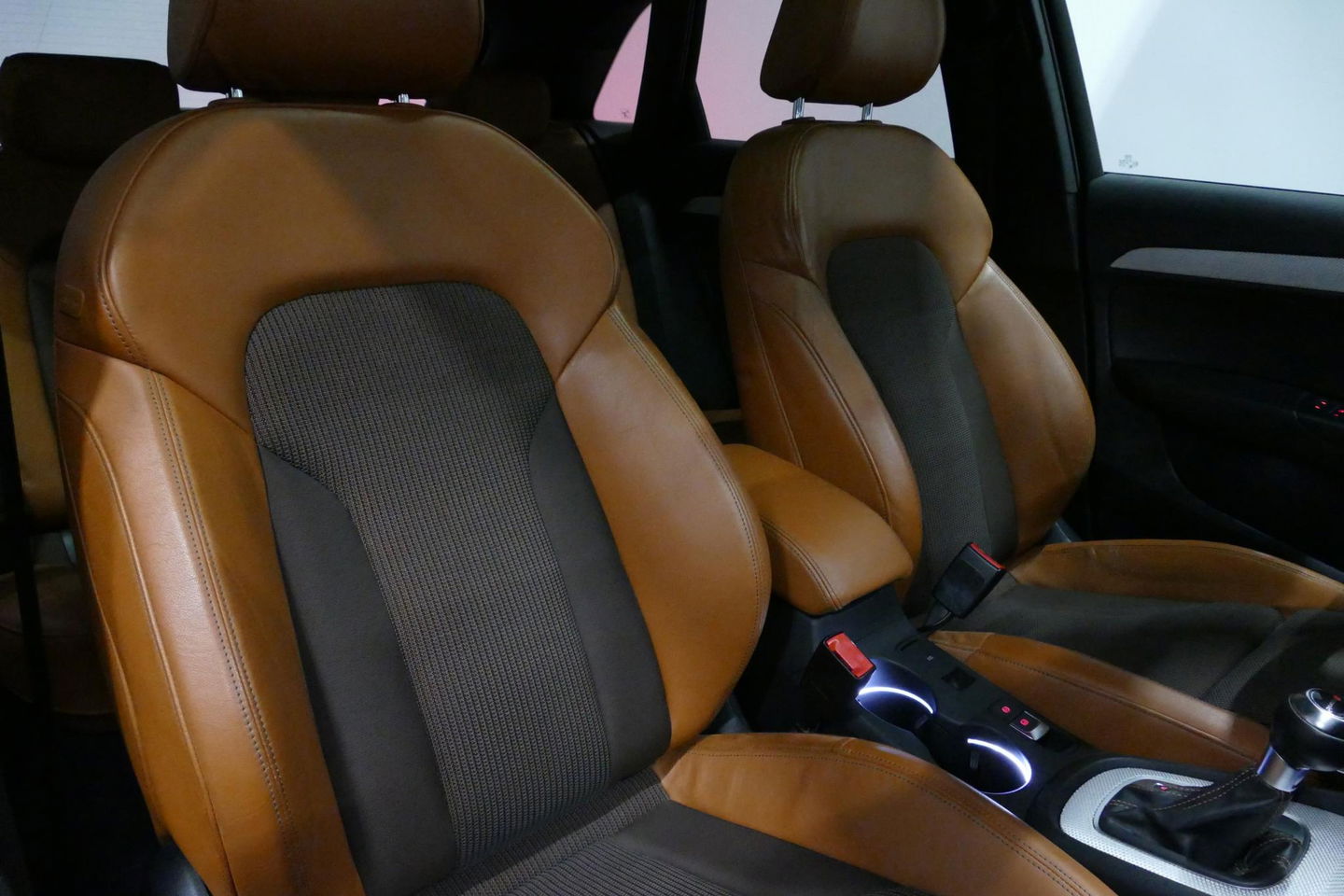 Audi Q3 2.0 TFSI quattro S Line / Panoramadak / Elektr. verstelbare voorstoelen / Achteruitrijcamera / Stoelverwarming / Elektr. wegklapbare trekhaak / Full LED / Audi Sound System / Navigatie / Cruise Control / 19'' LMV / Lichtpakket / Dodehoek detectie / Audi E