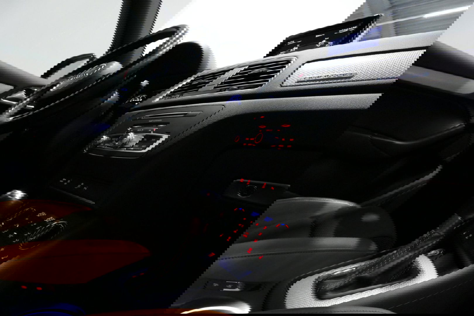 Audi Q3 2.0 TFSI quattro S Line / Panoramadak / Elektr. verstelbare voorstoelen / Achteruitrijcamera / Stoelverwarming / Elektr. wegklapbare trekhaak / Full LED / Audi Sound System / Navigatie / Cruise Control / 19'' LMV / Lichtpakket / Dodehoek detectie / Audi E