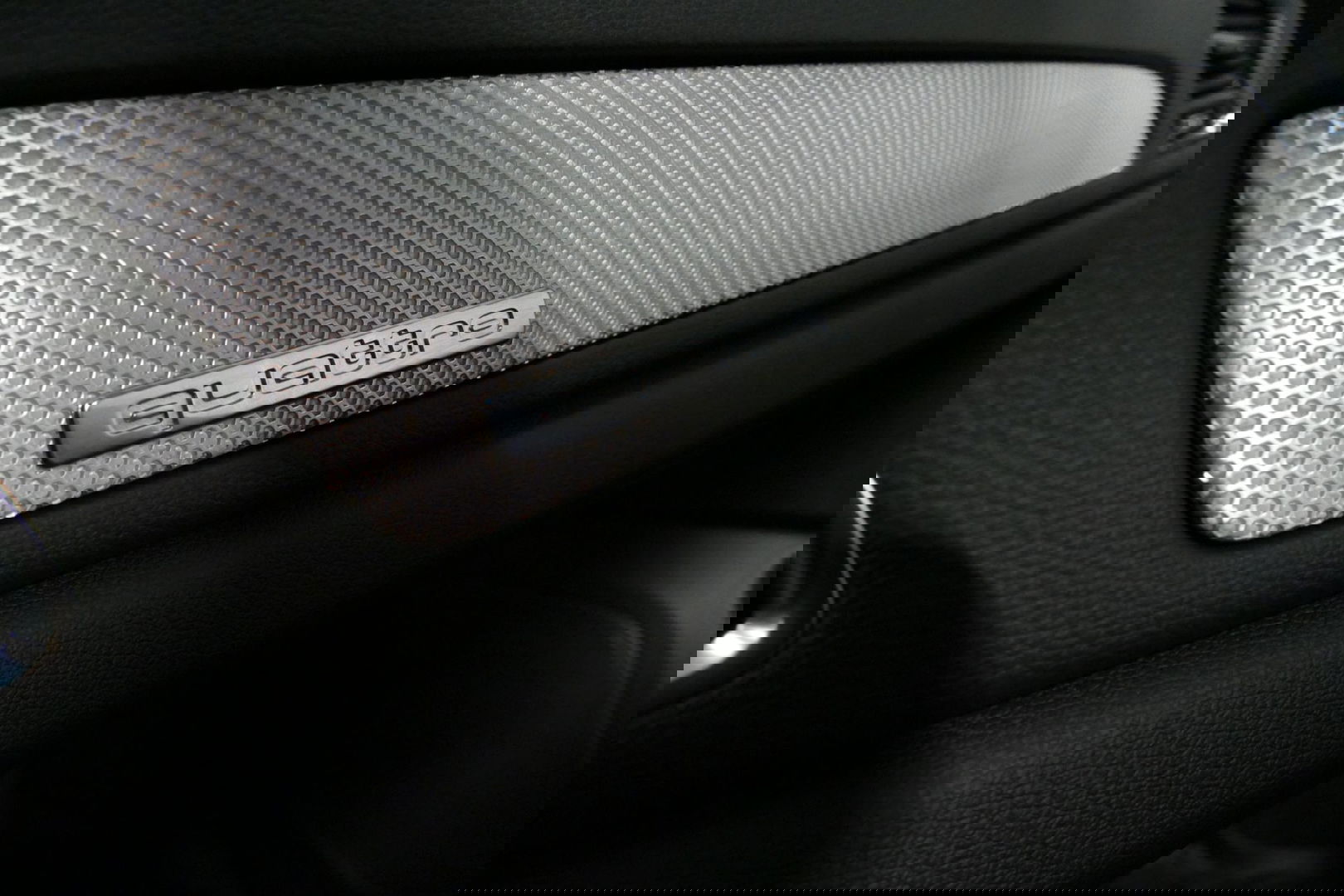 Audi Q3 2.0 TFSI quattro S Line / Panoramadak / Elektr. verstelbare voorstoelen / Achteruitrijcamera / Stoelverwarming / Elektr. wegklapbare trekhaak / Full LED / Audi Sound System / Navigatie / Cruise Control / 19'' LMV / Lichtpakket / Dodehoek detectie / Audi E