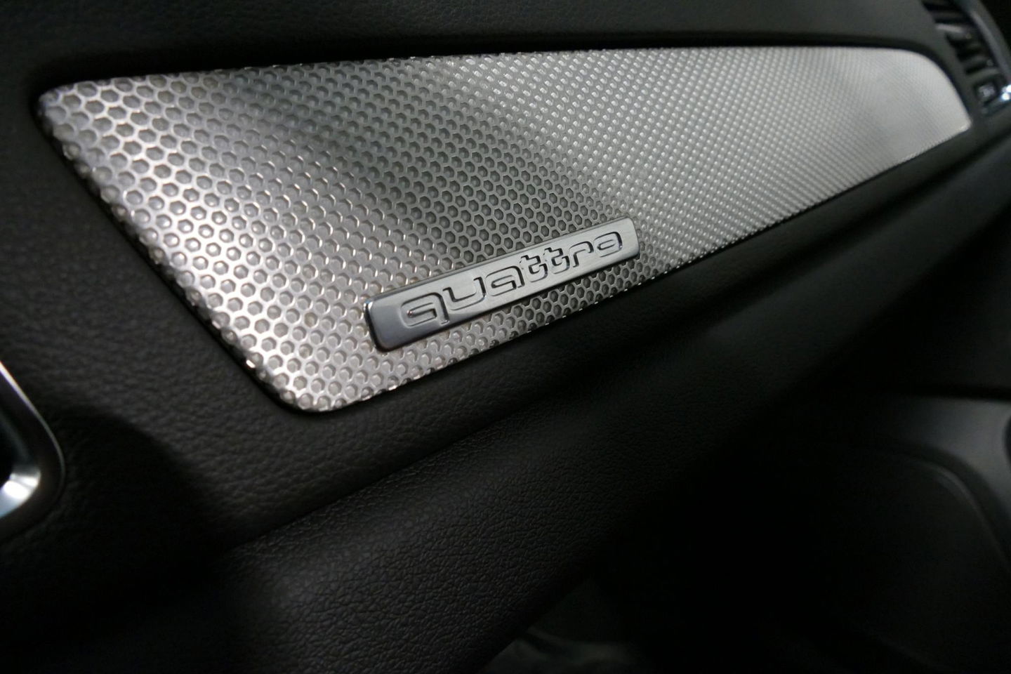 Audi Q3 2.0 TFSI quattro S Line / Panoramadak / Elektr. verstelbare voorstoelen / Achteruitrijcamera / Stoelverwarming / Elektr. wegklapbare trekhaak / Full LED / Audi Sound System / Navigatie / Cruise Control / 19'' LMV / Lichtpakket / Dodehoek detectie / Audi E