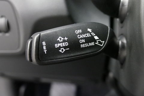 Audi Q3 2.0 TFSI quattro S Line / Panoramadak / Elektr. verstelbare voorstoelen / Achteruitrijcamera / Stoelverwarming / Elektr. wegklapbare trekhaak / Full LED / Audi Sound System / Navigatie / Cruise Control / 19'' LMV / Lichtpakket / Dodehoek detectie / Audi E