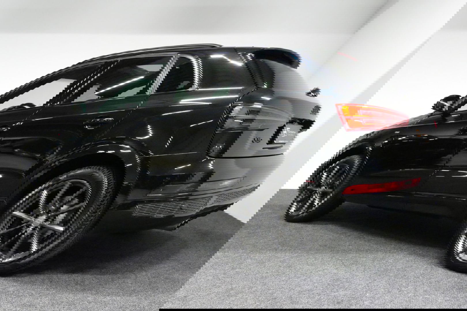 Audi Q3 2.0 TFSI quattro S Line / Panoramadak / Elektr. verstelbare voorstoelen / Achteruitrijcamera / Stoelverwarming / Elektr. wegklapbare trekhaak / Full LED / Audi Sound System / Navigatie / Cruise Control / 19'' LMV / Lichtpakket / Dodehoek detectie / Audi E