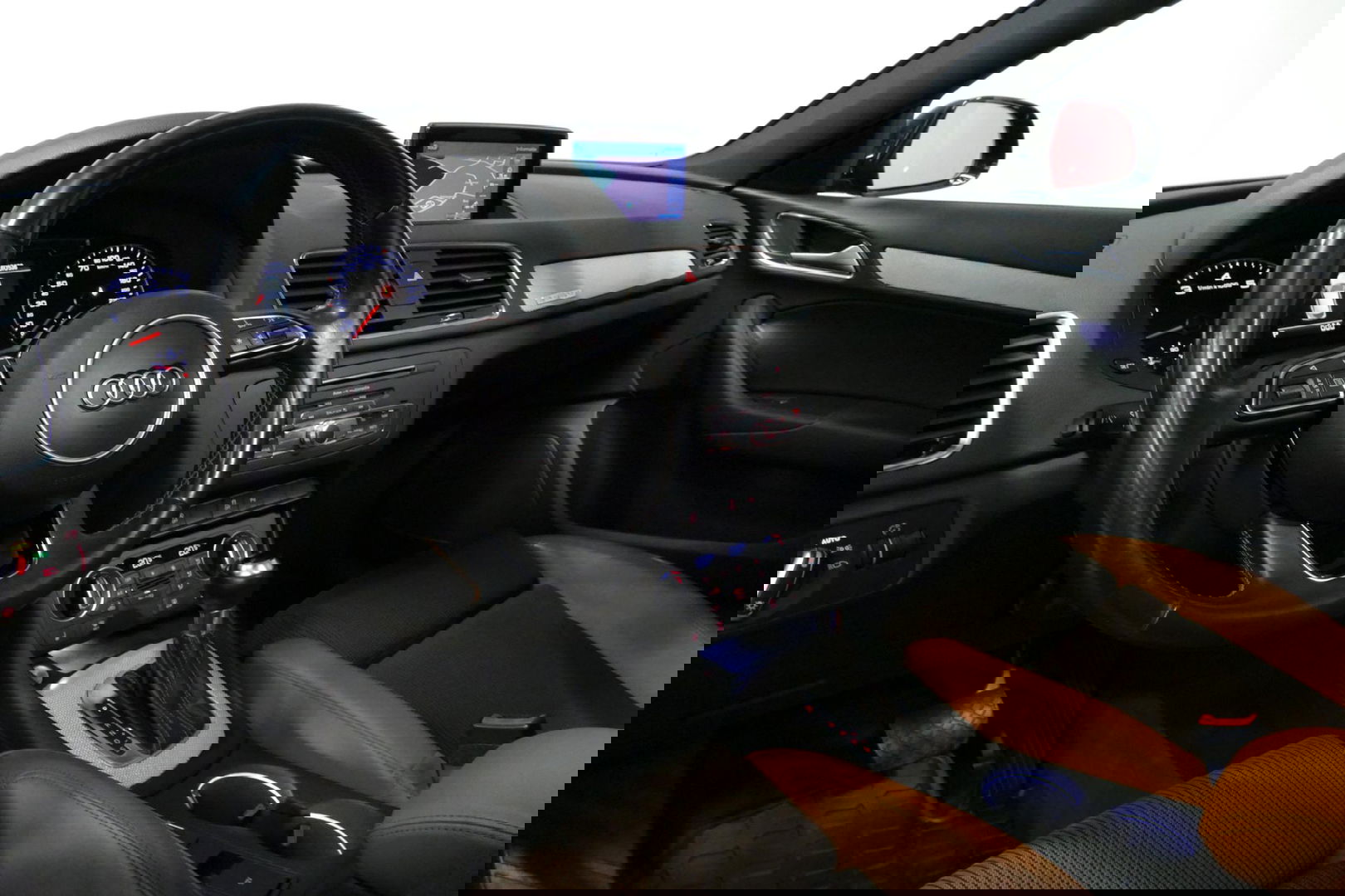 Audi Q3 2.0 TFSI quattro S Line / Panoramadak / Elektr. verstelbare voorstoelen / Achteruitrijcamera / Stoelverwarming / Elektr. wegklapbare trekhaak / Full LED / Audi Sound System / Navigatie / Cruise Control / 19'' LMV / Lichtpakket / Dodehoek detectie / Audi E