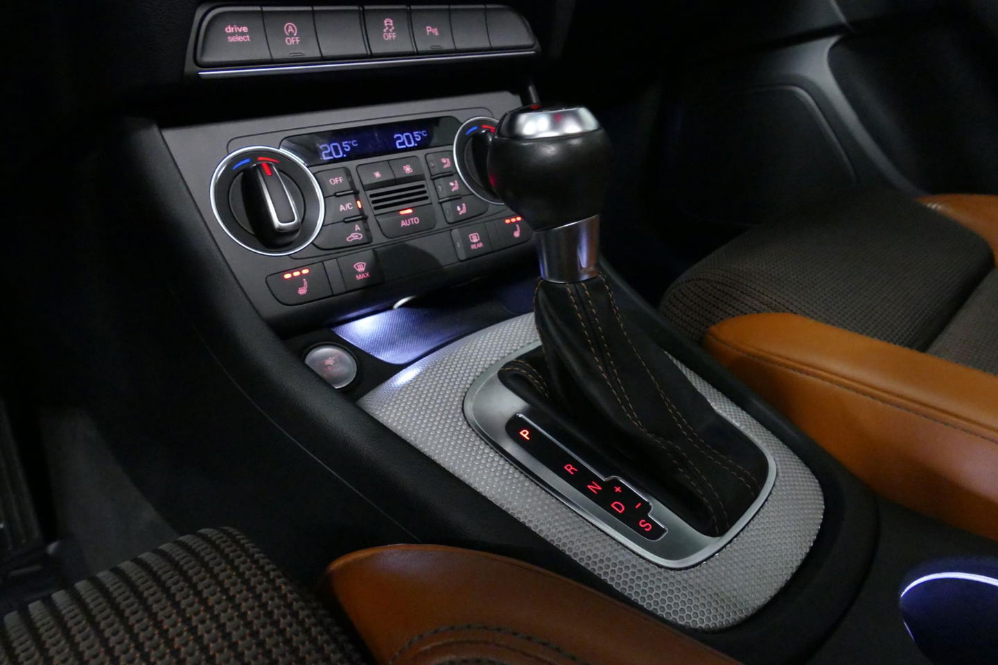 Audi Q3 2.0 TFSI quattro S Line / Panoramadak / Elektr. verstelbare voorstoelen / Achteruitrijcamera / Stoelverwarming / Elektr. wegklapbare trekhaak / Full LED / Audi Sound System / Navigatie / Cruise Control / 19'' LMV / Lichtpakket / Dodehoek detectie / Audi E