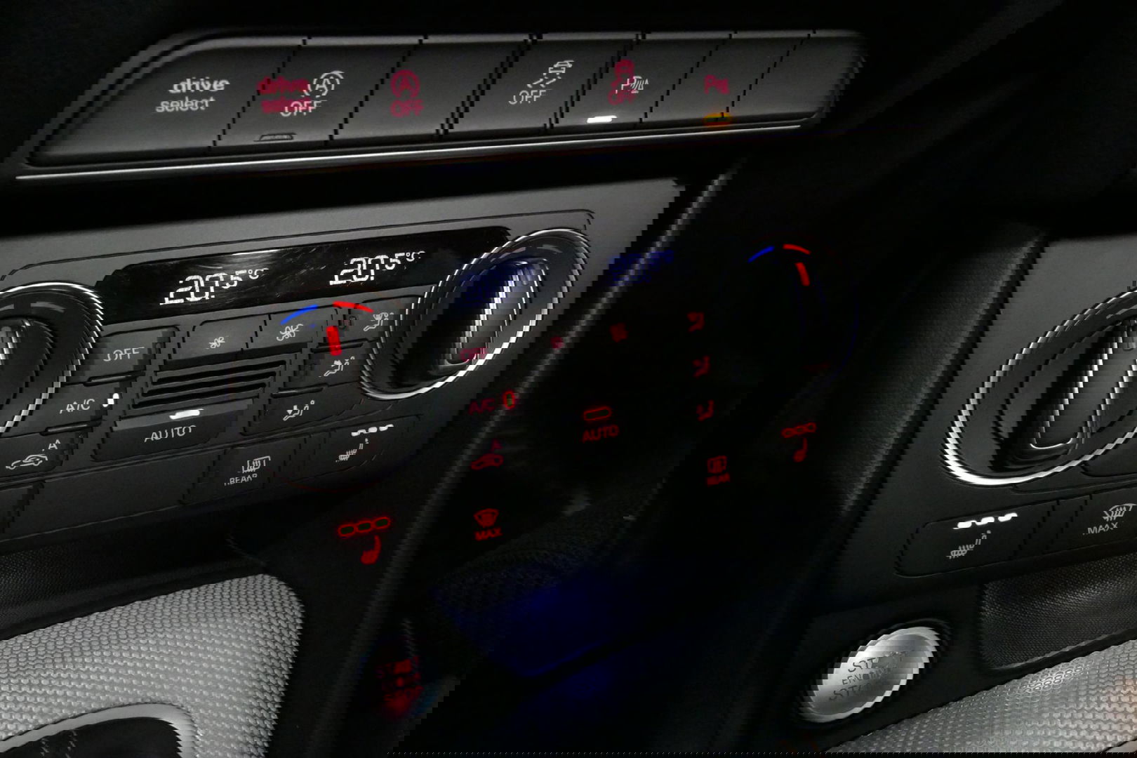 Audi Q3 2.0 TFSI quattro S Line / Panoramadak / Elektr. verstelbare voorstoelen / Achteruitrijcamera / Stoelverwarming / Elektr. wegklapbare trekhaak / Full LED / Audi Sound System / Navigatie / Cruise Control / 19'' LMV / Lichtpakket / Dodehoek detectie / Audi E