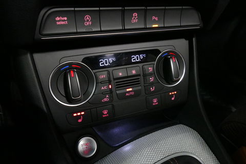 Audi Q3 2.0 TFSI quattro S Line / Panoramadak / Elektr. verstelbare voorstoelen / Achteruitrijcamera / Stoelverwarming / Elektr. wegklapbare trekhaak / Full LED / Audi Sound System / Navigatie / Cruise Control / 19'' LMV / Lichtpakket / Dodehoek detectie / Audi E