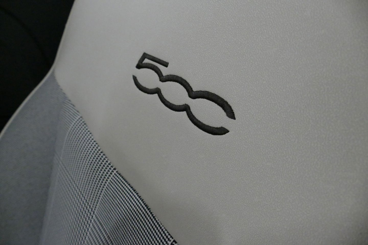 Fiat 500 0.9 TwinAir Turbo Lounge / Orig. Nederlands/ 2e eigenaar / Panoramadak / Climatronic / Parkeersensoren achter / 15'' LMV / Mistlampen / Chroom pakket / Radio / Elektr. bedienbare ramen / Leder stuurwiel